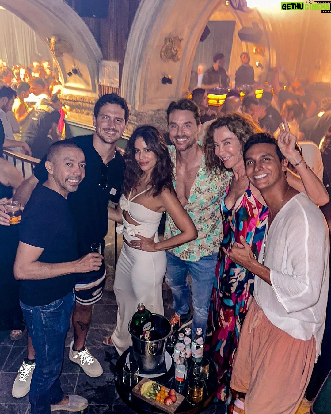 Manuela González Instagram - Resumen de unos días increíbles! Trabajé, me atreví, aprendí, bailé y compartí con una belleza de personas! 🚤☄️🍽️💃🕺🏻💍🎬