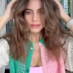 Manuela González Instagram - Y para subir el ánimo… Un poco de color! 🍭 Vestido de baño y blusa: @maaji Jeans: @chevignon_ch Earcuff: @sofiallanosaccessories Collar amarillo: @zereno___