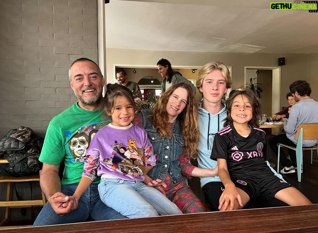 Manuela González Instagram - Un domingo muy hermoso, pre-celebrando el próximo cumple #15 de Jerito! ♥️🎂 y aunque en todas nos vemos muy bien portados, ➡️ las últimas dos fotos muestran más la realidad…🤪😵💫🤣🤣🤣
