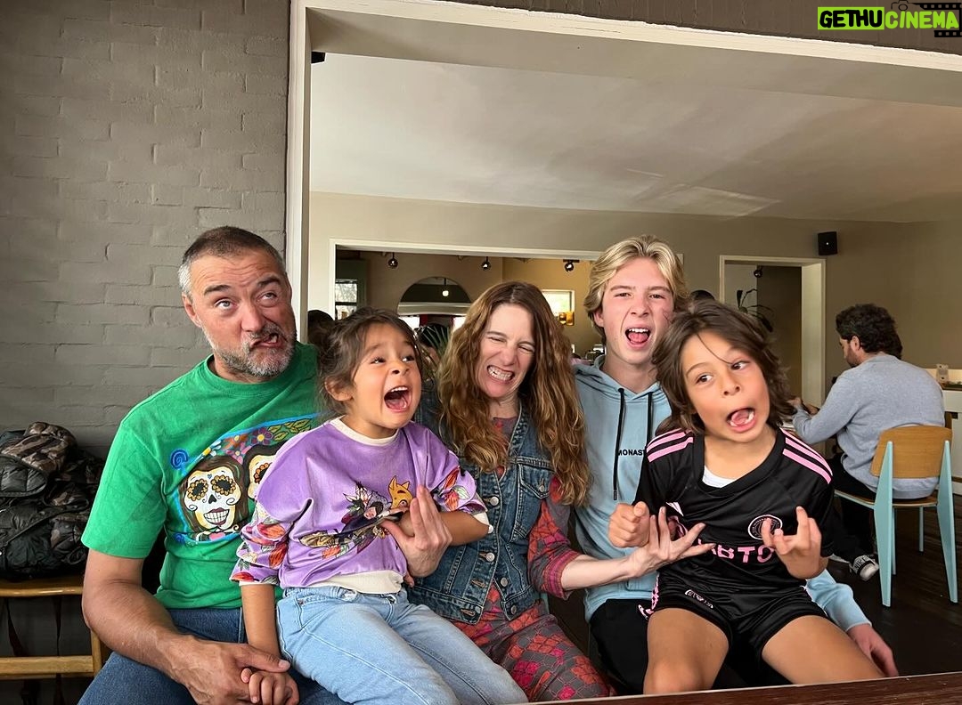 Manuela González Instagram - Un domingo muy hermoso, pre-celebrando el próximo cumple #15 de Jerito! ♥️🎂 y aunque en todas nos vemos muy bien portados, ➡️ las últimas dos fotos muestran más la realidad…🤪😵💫🤣🤣🤣