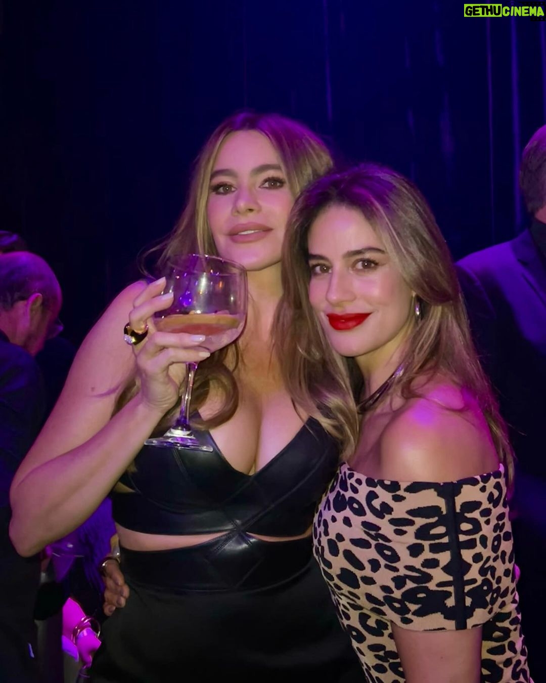 Manuela González - 155.3K Likes - La gran noche de anoche y sin lugar a dudas, un sueño cumplido para Andrés! 😬🫠😍♥️ ➡️ ir a la última foto PARFAVARRRR 🤣🤣🤣
No les puedo explicar la belleza de esta mujer, ninguna foto le hará justicia jamás! Y su energía fabulosa la cual generosamente nos compartió a todos anoche Uff…
Gracias @netflixcolombia por este fantástico lanzamiento de GRISELDA! Quedamos enganchadisimos!!! Necesitamos que se estrene ya! 😜🍿🎬
Y gracias a @pepapombocom por mi hermosura de vestido y a @sofiallanosaccessories por mis accesorios! ♥️😍 me sentí regia!
@netflix @netflixlat @sofiavergara @andresvascomont