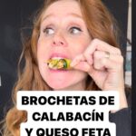 María Castro Instagram – BROCHETA DE CALABACÍN Y QJESO FETA!
En un cuenco:
-pimentón dulce
-orégano o hierbas provenzales
-aceite de oliva virgen extra
-tacos de queso feta

Removemos para q se impregne bien.

Cortamos láminas de calabacín con pelapatatas, y enroscamos dedos de queso feta, pinchándolos en una brocheta.

Sellamos en sartén vuelta y vuelta con pelín de aceite y a gozar!

IM PRE SIO NAN TE!!!