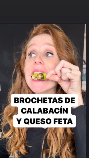 María Castro Instagram - BROCHETA DE CALABACÍN Y QJESO FETA!
En un cuenco:
-pimentón dulce
-orégano o hierbas provenzales
-aceite de oliva virgen extra
-tacos de queso feta

Removemos para q se impregne bien.

Cortamos láminas de calabacín con pelapatatas, y enroscamos dedos de queso feta, pinchándolos en una brocheta.

Sellamos en sartén vuelta y vuelta con pelín de aceite y a gozar!

IM PRE SIO NAN TE!!!