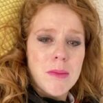 María Castro Instagram - Parte de mi seña de identidad es el pelo… ¡¡por algo siempre he sido “María la pelirroja”!! He nacido con este color, es fuerte y es… “distinto”. Porque aquí viene lo sorprendente: ¡l@s pelirroj@s sólo somos un 2% de la población mundial! Pero amig@s, este pelo no está siempre igual… como está vivo, ¡siente y padece! En mi caso cuando ha estado más pocho ha sido en el postparto y la lactancia… cuando crees que empiezas a sentirte segura con el bebé, y en mi caso la “teti” ya la dominas, empieza a caer el pelo, pero a PUÑADOS. Sé que también afectan los cambios de estación y el estrés, pero en mi caso cuando fue evidente y apareció ese falso flequillo llamado “Baby hairs” fue en esas dos etapas de mi vida. Suerte que la ciencia evoluciona y se investiga, y gracias a esto el otro día pude conocer un producto revolucionario: Pilopeptan Woman Proteokel, el primer tratamiento anticaída basado en la tecnología regenerativa de proteoglicanos. Y sí, FUNCIONA, porque lo que hace es activar las células madre del folículo piloso, para atajar el problema cuanto antes. Es muy cómodo porque viene preparado para un mes, en cuatro botecitos, y cada uno de ellos posee 7 guías que indican cuánto debes echarte cada día de la semana. ¡Lo mejor de todo es que encima no ensucia el pelo! Ya sabes… si estás agobiada con este tema, ¡prueba! @pilopeptanwoman #PilopeptanWoman #CuidadodelCabello #publi