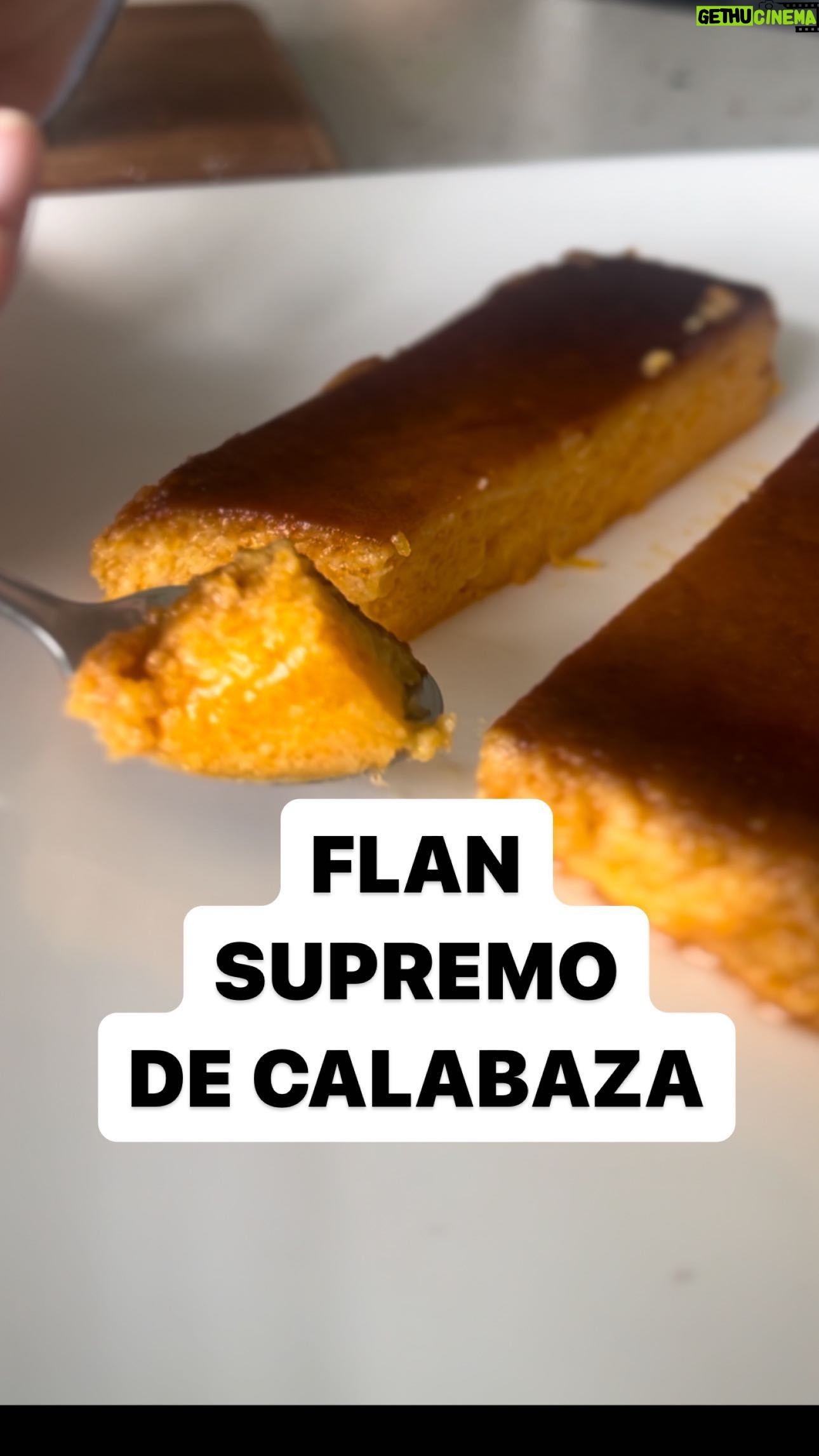 María Castro Instagram - FLAN DE CALABAZA! Supremo y fáciliismo!!! -400 gramos de calabaza asada ( yo la aso en microondas, en un plato envuelto con papel film, 10 min) -3 huevos - 200 ml leche - 80 gramos azúcar - cucharada de maicena Batimos todo!!!! Y lo ponemos en una flanera, con caramelo al fondo. Dicha fuente, al baño María al horno, 1 hora a 180 grados!!! Desmoldar en frío! Os aseguro q es un ESPECTÁCULO. Palabrita de la Castro!!!!!