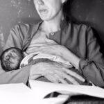 María Castro Instagram – Si el día de mañana me dice que quiere ser actriz, “porque lo mamó”, yo ya qué le digo…. Si es que “lo mamó”.

Aquí nos veis, pasando texto yo, ella a su faena… y la Lela desde la sombra (última foto), siempre vigilante y dispuesta a coger cuando haga falta, a su última nietecita en “el colito” (regazo gallego).

Gracias a todas las piezas del puzzle por hacerlo posible.
GRACIAS mamá!

@amanda_marugan y sus fotos llenas de alma!