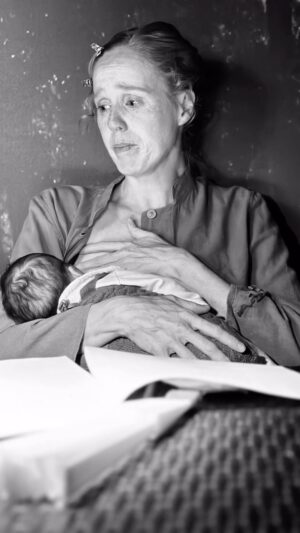 María Castro Instagram - Si el día de mañana me dice que quiere ser actriz, “porque lo mamó”, yo ya qué le digo…. Si es que “lo mamó”.

Aquí nos veis, pasando texto yo, ella a su faena… y la Lela desde la sombra (última foto), siempre vigilante y dispuesta a coger cuando haga falta, a su última nietecita en “el colito” (regazo gallego).

Gracias a todas las piezas del puzzle por hacerlo posible.
GRACIAS mamá!

@amanda_marugan y sus fotos llenas de alma!