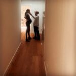 María Castro Instagram - Hoy subo esta foto, porque cuànto mas la veo más me impresiona . Me la saco Jose sin ser yo consciente, mientras hablaba con mis dos pilares ( mi madre, y mi hermana al tlf)… y aunq es una foto cotidiana, sin aparentemente nada que destacar, a mi me “destaca”, me alucina”, la barriga!!! Pero madre cómo crece, no??? Como la llevo encima, no soy tan consciente de lo que abulta hacia delante. También es verdad que sólo faltan 11 semanas… vamos, lo que viene siendo, san Valentín, carnaval, fallas, semana santa y ya… así mido yo el día a día… con festividades y cosas que celebrar. Bueno, sea como fuera, algo crece y late en mi interior, y no puedo dejar estar MÁS agradecida a la vida por el nuevo milagro, y a Jose, por dejarse convencer! Allá vamos, familia numerosa! Qué ganas!!!! Y qué nervios!