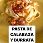 María Castro Instagram – PASTA del  OTOÑO: con calabaza, burrata, cherry y piñones!

Mientras cuezo la pasta aparte, en un fuente de horno preparo:
– calabaza cortada
-tomates cherry 
– sal, pimienta y aceite
Al horno a 180 20 min

Añadimos una burrata, desmenuzamos, y otra vez al horno 5min más.

Añadimos piñones (si se quiere), la pasta ya cocida y servimos en caliente!

Lo cremosa y sabrosa que es, es para al menos hacerla un día por semana! 

ES PEC TA CU LAR!

Y si decoráis calabazas en casa, puede ser una rica forma de aprovechar la carnecita!