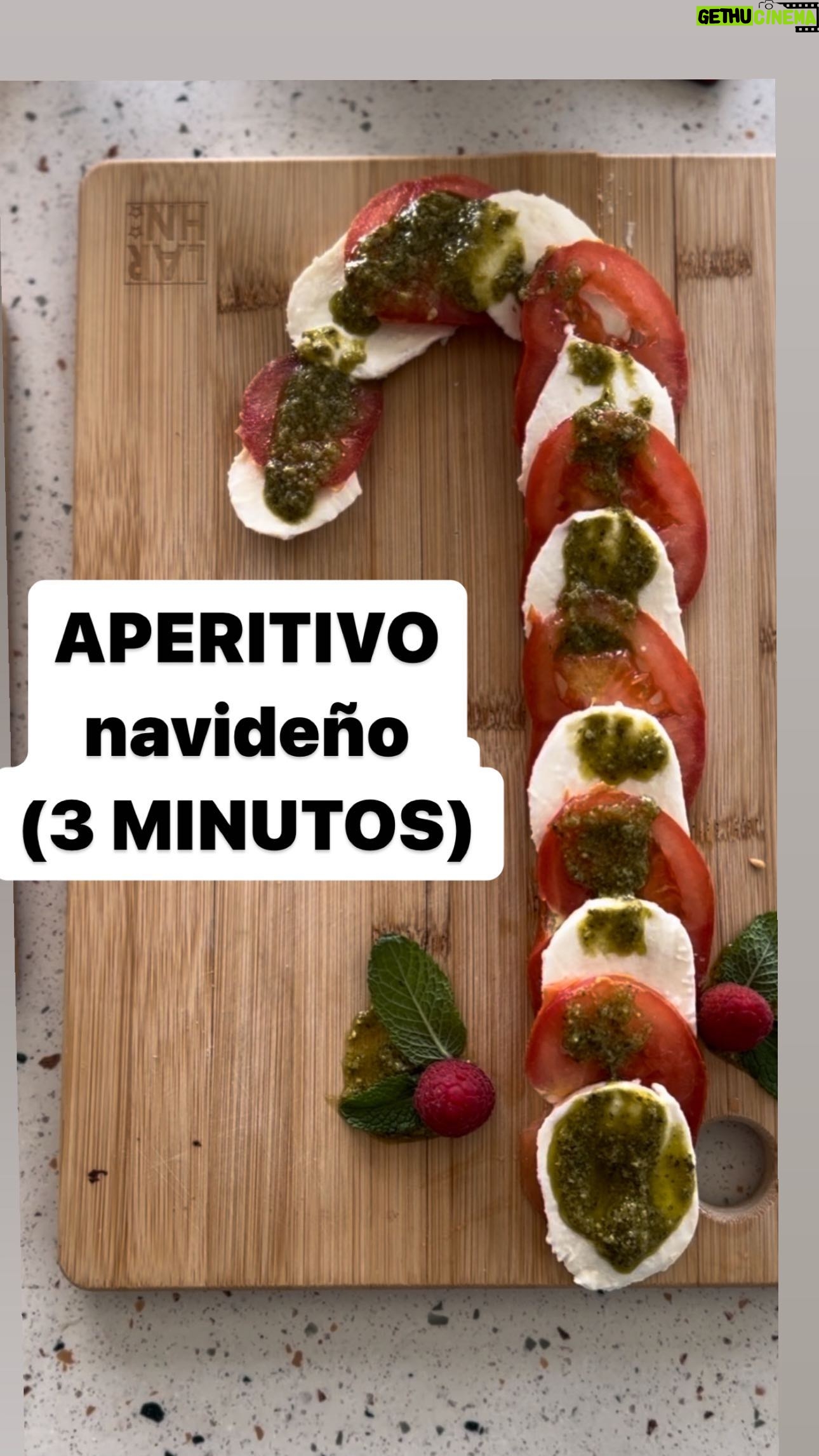 María Castro Instagram - BASTÓN NAVIDEÑO!!!! Y en 5 minutos!!! -Rodajas de tomate y mozzarella fresca -aceite sal y pesto - poner hojitas de menta o hierbabuena y frambuesas o granada… imitando el muérdago. Está tan bueno y es tan tan tan bonito!!! Hala! Ya tenéis aperitivo para estas fiestas!!!