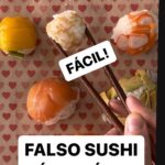 María Castro Instagram - FALSO SUSHI SÚPER FÁCIL!!!! Y veis que el truco está en el enroscado… dónde el plástico de alimentos va a ser nuestro aliado… y me ha salido un pareado!!! Combinaciones? Mil!! -arroz, aguacate y salmón -arroz, queso de untar y aguacate - mango, arroz y aguacate … Se admiten nuevas ideas!!! Metéis las pelotitas, bien enroscadas en el plástico, en la nevera… y al rato, al sacarlas, Magia!!!! Quedan perfectas!!! Y con palillos o no, con salsa de soja o no… ya se pueden disfrutar!!! ÑAM!