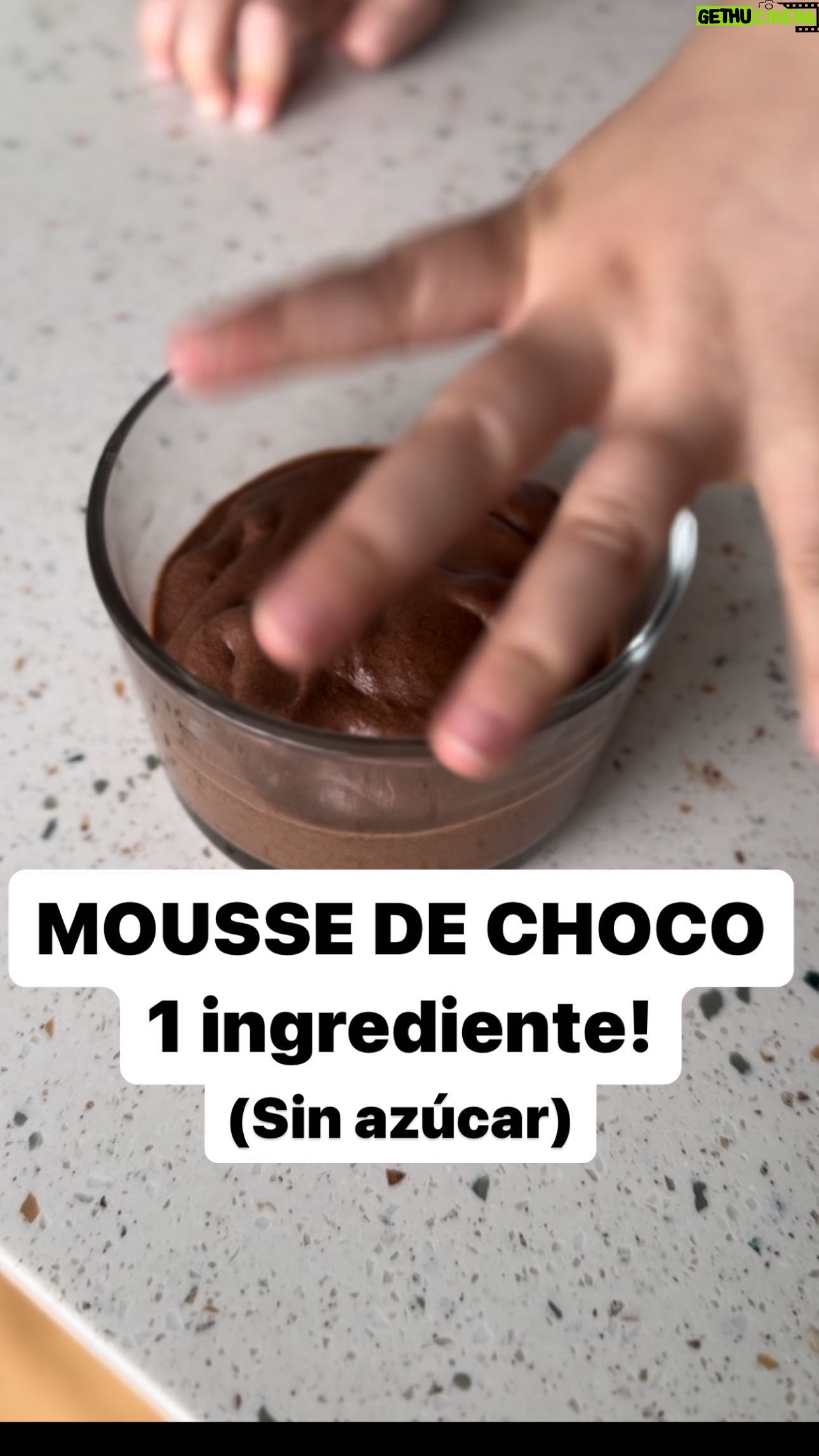 María Castro Instagram - MOUSSE CON UN INGREDIENTE!!! Derretimos chocolate puro (250g) Mezclamos con agua (240ml) y batimos hasta alcanzar la textura del vídeo! Se deja enfriar un o dos horitas!!!! Y mirad la pinta q tiene! Sin azúcares añadidos y NADA que le reste sabor al chocolate más puro y rico! INCREÍBLE!