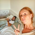 María Castro Instagram - FELIZ CUMPLEAÑOS, cariño!!! 44 castañas!! Mira que busqué fotos “bonitas” para subir…pero al final ésta, una del día a día, ha sido la ganadora. Por cotidianeidad, por no necesitar mucho más que esa paz, que ese saber que eres tú, y porque a estas alturas de mi vida ya solo busco “normalidad”… normalidad de vida, normalidad en la gente que me rodea y actuar con normalidad ante las cosas o reveses que la vida nos brinde. Somos distintos… y aunque nunca creí en esa estúpida frase que asegura que “quién bien te quiere te hará sufrir”… hay otra que sí me la quedo para mi aprendizaje: “los polos opuestos se atraen”. En muchas cosas, somos un huevo a una castaña… pero ver la vida a través de los ojos de alguien “distinto” a ti, te fuerza a ser transigente, te nutre y de algún modo te atrae… descubrirte, y respetarte, que no siempre entenderte, es la base de todo… Claro, en cosas muy gordas somos iguales, de ahí el tronco… ojalá indestructible FOREVER!!!! Y las ramas… pues las ramas que vayan creciendo, según la vida, según tu, según yo, según nosotros… y por supuesto, según ellas: nuestras raíces! Te quiero. Aunque a veces nos cueste mucho encontrar hueco para decírnoslo. Porque de ver una serie de noche ya no hablamos no??? Jajajjajajajajjaja