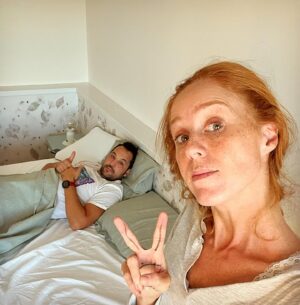 María Castro Instagram - FELIZ CUMPLEAÑOS, cariño!!! 44 castañas!!
Mira que busqué fotos “bonitas” para subir…pero al final ésta, una del día a día, ha sido la ganadora. Por cotidianeidad, por no necesitar mucho más que esa paz, que ese saber que eres tú, y porque a estas alturas de mi vida ya solo busco “normalidad”… normalidad de vida, normalidad en la gente que me rodea y actuar con normalidad ante las cosas o reveses que la vida nos brinde.

Somos distintos… y aunque nunca creí en esa estúpida frase que asegura que “quién bien te quiere te hará sufrir”… hay otra que sí me la quedo para mi aprendizaje: “los polos opuestos se atraen”.
En muchas cosas, somos un huevo a una castaña… pero ver la vida a través de los ojos de alguien “distinto” a ti, te fuerza a ser transigente, te nutre y de algún modo te atrae… descubrirte, y respetarte, que no siempre entenderte, es la base de todo… 
Claro, en cosas muy gordas somos iguales, de ahí el tronco… ojalá indestructible FOREVER!!!!
Y las ramas… pues las ramas que vayan creciendo, según la vida, según tu, según yo, según nosotros… y por supuesto, según ellas: nuestras raíces!

Te quiero. Aunque a veces nos cueste mucho encontrar hueco para decírnoslo. 
Porque de ver una serie de noche ya no hablamos no??? Jajajjajajajajjaja