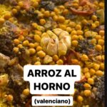 María Castro Instagram – ARROZ AL HORNO VALENCIANO (al menos, la receta de mi suegra).

Si discrepáis en la receta me lo decís… q no creo q la cambie, porque la de mi suegra es sagrada, pero así aprendo más de la terreta.

Sofreímos en una sartén por tandas:
– trocitos de panceta y reservar
– costilla de cerdo troceada y reservar
– morcilla y reservar
– y tomate y reservar 

En una cazuela de barro, ponemos el arroz (dos puñados de arroz por persona), una cabeza de ajos cortada en el centro y distribuímos todo lo reservado.

Añadimos garbanzo ya cocido previamente . Y ahora vamos con el caldo.

– el caldo de puchero debe ser el doble del peso en arroz (en nuestro caso para 8, 600 de arroz y 1200 de caldo).
Lo echamos encima de la cazuela de barro en caliente, con sal al gusto y colorante. Vigilar que todo el arroz quede tapadito.

Y se va al horno precalentado a180 arriba y abajo, una hora.

Además de estar ESPECTACULAR, para mi es muy cómodo, porque lo preparo todo cuando me levanto, a falta de echarle el caldo… y una hora antes de comer, agregó el caldo y lo meto en el horno…. Y mientras se hace yo puedo disfrutar del aperitivo con mis invitados.

Qué aproveche. Por cierto, @jose_manuel_villalba me aprobó y con nota!