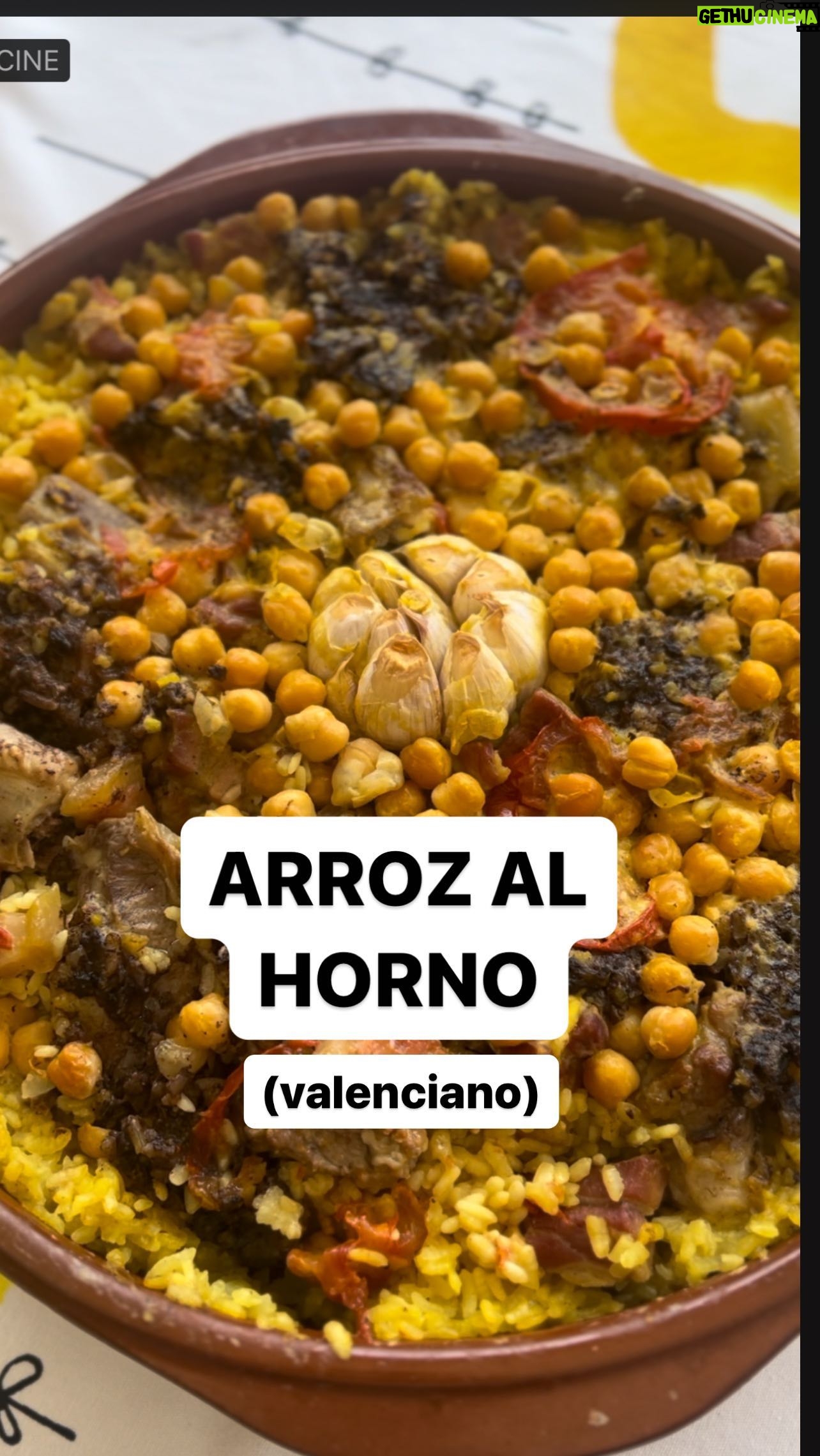 María Castro Instagram - ARROZ AL HORNO VALENCIANO (al menos, la receta de mi suegra). Si discrepáis en la receta me lo decís… q no creo q la cambie, porque la de mi suegra es sagrada, pero así aprendo más de la terreta. Sofreímos en una sartén por tandas: - trocitos de panceta y reservar - costilla de cerdo troceada y reservar - morcilla y reservar - y tomate y reservar En una cazuela de barro, ponemos el arroz (dos puñados de arroz por persona), una cabeza de ajos cortada en el centro y distribuímos todo lo reservado. Añadimos garbanzo ya cocido previamente . Y ahora vamos con el caldo. - el caldo de puchero debe ser el doble del peso en arroz (en nuestro caso para 8, 600 de arroz y 1200 de caldo). Lo echamos encima de la cazuela de barro en caliente, con sal al gusto y colorante. Vigilar que todo el arroz quede tapadito. Y se va al horno precalentado a180 arriba y abajo, una hora. Además de estar ESPECTACULAR, para mi es muy cómodo, porque lo preparo todo cuando me levanto, a falta de echarle el caldo… y una hora antes de comer, agregó el caldo y lo meto en el horno…. Y mientras se hace yo puedo disfrutar del aperitivo con mis invitados. Qué aproveche. Por cierto, @jose_manuel_villalba me aprobó y con nota!