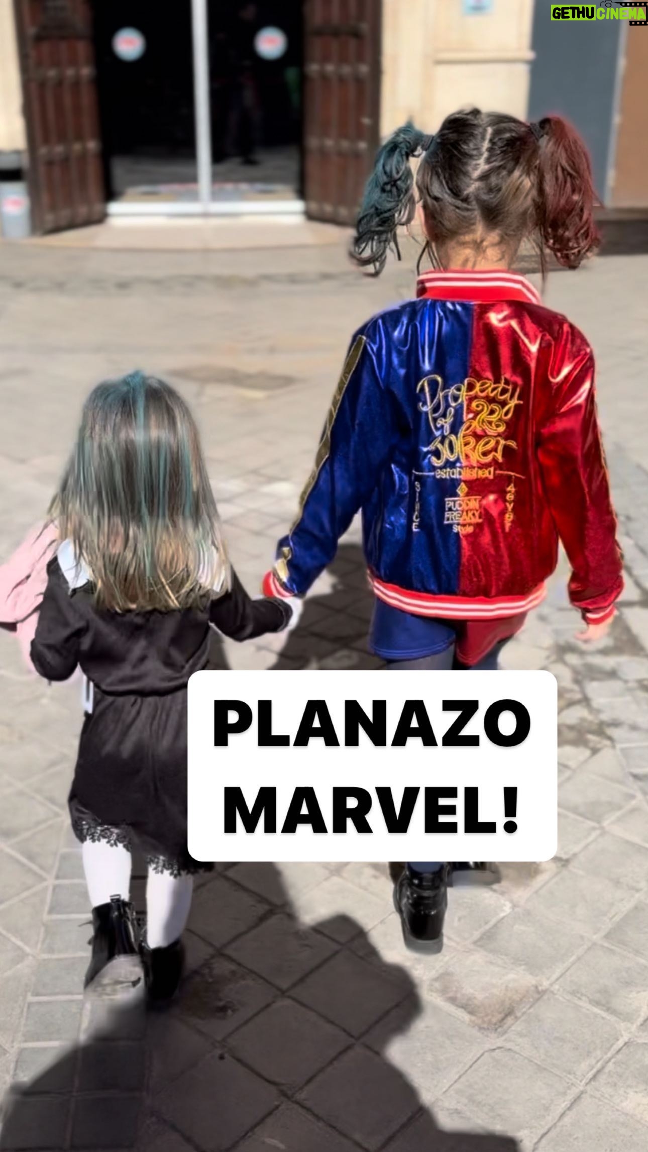 María Castro Instagram - Os recomiendo TANTO este sitio! Sobre todo en estos día de semana blanca, coleo del Carnaval, en el que uno no sabe ya si seguir disfrazándose, o no! Y aquí, si lo haces, directamente te integras en la decoración….!!! Diría q lo más especial que tiene, y lo que le vuelve locas a las niñas, es que el camarero es un robot gatito, muy amable!!! Pero cuando eso va acompañado de una comida espectacular, ya el plan es redondo!!! Ojo a la carnaza de Jose y a mi sándwich con pan de mantequilla… de locos!!! Y obviamente, no dejéis de pasar por la tienda. Aunq solo sea para mirar, ya habrá merecido la pena!!!! Nosotros hemos picado un body de wonder woman para la bebé…. Con capa y todo! Ahora, le toca! @comic_planet_spain