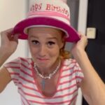 María Castro Instagram - No sé si cuentan o no como familia numerosa, pero como “familia”, al menos Maia, sí los trata! Madre mía, el mundo Ksimerito! Si tiene ella casi mejor organizadas sus carpetas de nacimiento y cartas de vacunación, que nosotros las de ellas. Es que no sé si conocéis esta especie de Neonatitlán… bebés neonatos (lo cual me parece muy interesante), llenos de complementos de todo tipo, y con una enfermera llamada “enfermera Tania” en algunos centros comerciales, que no se chándal más tiempo chequeando a estos bebés y aconsejándote, que algunas pediatras que las pobres andan desbordadas jajajajjajaja A esta “familia” se le unen hoy: Ksi-merito Pistilo, eco friendly hasta la médula, y que ha venido para enseñarles/nos a cuidar las plantas… que sienten tanto como nosotr@s… y lo más sorprendente es, que si lo metes en agua fría, cambia de color al instante. Luego está Ksi-merito Cherry… nos asustamos al buscarla, porque no aparecía… y es que un malo malísimo la había secuestrado para convertirla en tarta, de ahí su rico olor, y Eda bonita casita tarta en la que viene metida. Mi favorito, Luzio. Un Ilumerito con cresta, 98 por cien nocturno, y fiel perseguidor de luciérnagas…. Pero cuidado, que si le da la “mieditis oscuritis”, necesitar mucho amor y mimo…. Y así veréis cómo se le enciende la cabecita… una monada, vaya. Y por si no podéis visitar a la enfermera siempre que se necesita, tranquilos! Con el Botiklin-k ( que encima se convierte en mochila), tenéis todo lo q necesitáis para convertiros en la ayudante number güan de la enfermera Tania! Ojalá os encanten tanto como a nosotros #publi @bandaies #publi