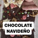 María Castro Instagram – PARA MORIR POR NAVIDAD!
Tableta de chocolate personalizada… y más fácil imposible !
Ya veis en el vídeo como la derrito ligeramente, para posteriormente hacer los dibujos con un palillo. #
Ponemos ojitos (o lacasitos pintados), nariz, astas de reno (las típicas galletas almenadas partidas por la mitad) y listo!
Me parece q puede lucir en la mesa, lo más grande… y ojo, que volará!!!!
De hecho la mía…. La mía, ya no está! Jajajajja