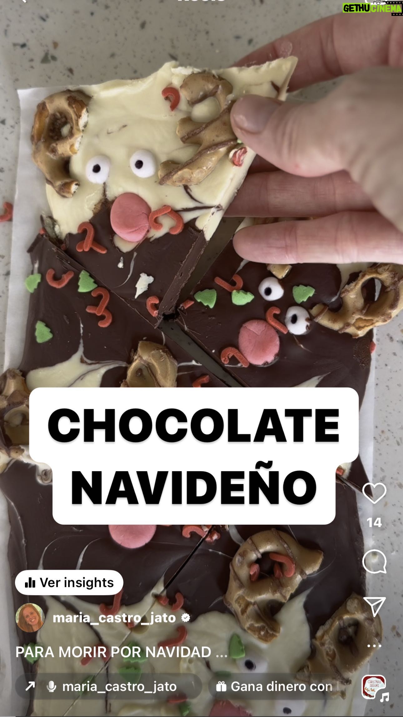 María Castro Instagram - PARA MORIR POR NAVIDAD! Tableta de chocolate personalizada… y más fácil imposible ! Ya veis en el vídeo como la derrito ligeramente, para posteriormente hacer los dibujos con un palillo. # Ponemos ojitos (o lacasitos pintados), nariz, astas de reno (las típicas galletas almenadas partidas por la mitad) y listo! Me parece q puede lucir en la mesa, lo más grande… y ojo, que volará!!!! De hecho la mía…. La mía, ya no está! Jajajajja