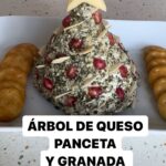 María Castro Instagram – OJO A ESTE ÁRBOL DE NAVIDAD!!!
-Pasamos bacon o panceta en sartén.
-Lo metemos en una picadora junto con queso de untar, pimienta y hierbas provenzales!
-le damos forma de abeto dentro de un film…
Y dejamos reposar en nevera 2-3 horitas
Ahora rebozamos con lo q más nos guste:
-pipas de calabaza picadas, pistachos….
-y yo añadí granada y almendra laminada. Y un quesito con forma de estrella en la punta.
Si os parece bonito, esperad a probarlo!!
Ya tenéis un adorno sabroso para vuestra mesa!!!!!!