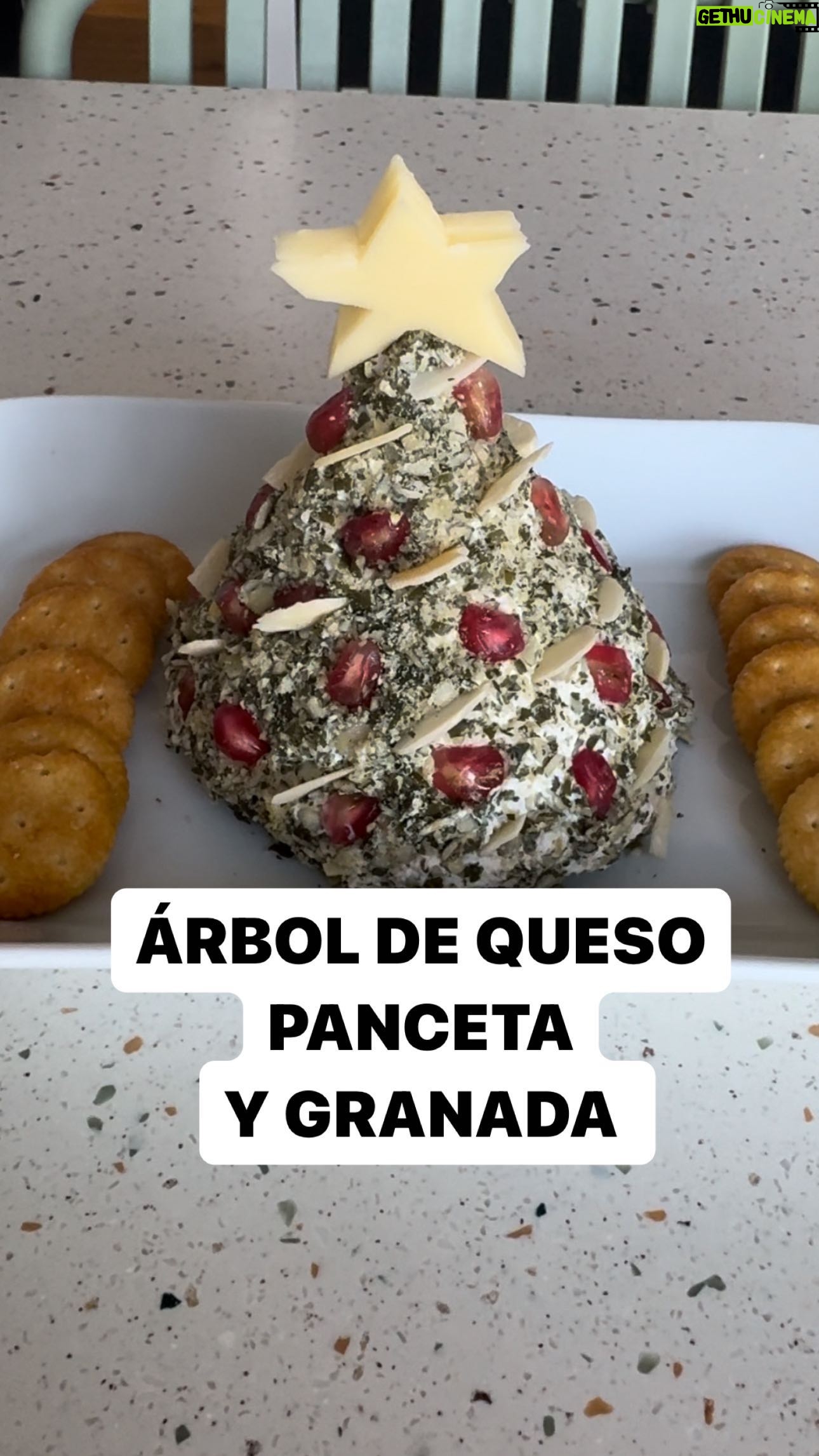 María Castro Instagram - OJO A ESTE ÁRBOL DE NAVIDAD!!! -Pasamos bacon o panceta en sartén. -Lo metemos en una picadora junto con queso de untar, pimienta y hierbas provenzales! -le damos forma de abeto dentro de un film… Y dejamos reposar en nevera 2-3 horitas Ahora rebozamos con lo q más nos guste: -pipas de calabaza picadas, pistachos…. -y yo añadí granada y almendra laminada. Y un quesito con forma de estrella en la punta. Si os parece bonito, esperad a probarlo!! Ya tenéis un adorno sabroso para vuestra mesa!!!!!!