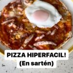 María Castro Instagram - PIZZA FACILÍSIMA, para el FINDE! -en una sartén, ponemos huevo batido y tomate -mojamos un pan de quesadilla por un lado y por el otro, y una vez cuajado el huevo, le damos la vuelta. -añadimos parmesano -otro pan de quesadilla -y ya aderezamos como una pizza normal: tomate, queso, bacon… Yo añadí un huevo, que tapándolo y con la humedad del tomate, se me cuaja ahí… pero si tenéis miedo de que eso no ocurra lo hacéis aparte (simplemente con agua, no con aceite) Y YAESTÁ! Probadlo por favor. Y compartidlo si queréis, porque puede q sea vuestra receta de cabecera para las cenas rápidas!