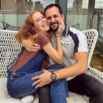 María Castro Instagram – Hace 10 años ya de mi:
“Me besas ya?. Porque yo agusto estoy, pero como amigos tengo muchos, pues por empezar ya con esto”
Esa era yo, aquel día, contigo…
También soy la que te preguntó el
segundo día…”tú quieres ser padre?”… aún a riesgo de que te levantaras y te fueras… de hecho un ademán sutil hiciste. Rápidamente aclaré: “que no digo ahora ni conmigo eh…. Digo si quieres ser… porque yo sí, y si tú no, pues ya paso de enamorarme”.
Y ahora, 10 años más tarde, ya ni pregunto.
Vivo con la confianza de que eres tú.
Vivo con la tranquilidad de besarte y besarnos… siempre que haya “hueco” claro jajaja
Y vivo con la seguridad de que “vaya si querías ser padre”. Gracias por entender que me seguía “faltando alguien en la foto”… porque desde aquella “segunda rayita del test” no pienso en otro cosa, más que en ver la estampa ya completa.
Que distintos éramos y somos…pero en este camino común y mismo proyecto de vida nos hemos por suerte encontrado, y eso es lo que pesa por encima de todo. Y así, siendo tan distintos, la vida tiene más salsa jajaja.
Muchas veces pienso… “y si él no hubiera venido aquel día montarme aquella coreo a Vive Cantando”. Y si yo no se lo hubiera puesto fácil en aquel porté, formulando las palabras mágicas, que poco tenían que ver realmente con el porté “puedo confiar en ti?”..
Pues ahora todo sería distinto… y Maia y Olivia, nuestros tesoros de vida no estarían alegrando nuestros momentos y haciendo divertidamente complicados otros…
Así es la vida.. circunstancias y situaciones, cruces y decisiones… pues qué SUERTE entonces hemos tenido. Qué suerte tengo!
Te quiero infinito… aunque a veces me quede dormida justo antes de pronunciarlo.
Hoy y siempre. 👨👩👧👧👶🏻 ♥️♾️