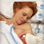 María Castro Instagram – Bienvenida al mundo, EMMA!
09/04/2024

Ahora sí, siento que estamos tod@s!!!!! 
Estamos justo con l@s que siempre he soñado, y con l@s que Jose también decidió sumarse a este sueño, subiéndolas a las 3 en nuestro barquito de vida… que os aseguro que hoy va cargadito de emociones, de sueños por vivir, y de amor…. de MUCHO AMOR!

EMMA! Ya estamos los 5…. Aunque ya llevamos meses sintiéndolo así! E imaginándonos la vida contigo!
Y como siempre me ha pasado, desde que cada una de ellas ha llegado a nuestras vidas, casi desde el minuto uno,  me ha costado recordar el día a día de antes de, o imaginar cada paso sin “ellas”.

– Teníamos a MAIA… q entre otras cosas preciosas, significa “la que cuida” y os aseguro que NO puede ejercer mejor su papel. De hecho “cuida” de más, que hasta padece la pobre a veces.

-Luego llegó Olivia, que como su nombre indica viene del Olivo, árbol de la paz… y para eso llega a las familia, para pacificar…. Y a ver, ella es de decir las cosas CLARAS y sin rodeos… vamos que el ímpetu lo tiene… pero tamb tiene la capacidad de poner “soluciones” a todos los problemas… “soluciones” de niña, pero soluciones al fin y al cabo…. Y eso, de siempre, fomenta la PAZ!

– Y ahora EMMA, mujer valiente, luchadora, guerrera y defensora. Pues la verdad es que aunque eligió Maia el nombre, nos parece el perfecto, para completar “las tres supernenas”, y formar así el tresillo de nuestra familia!

GRACIAS a todo el personal sanitario.!Esta niña es premio a la perseverancia, y está aquí gracias al saber hacer y mimo de cada uno de vosotros.

GRACIAS @jose_manuel_villalba por creer en este proyecto de vida a mi lado, caótico, pero FASCINANTE.

GRACIAS pequeñas por entender la espera y por mostrarnos hoy, nuevamente, la cara de la ilusión. 

GRACIAS papá y mamá, por enseñarme y regalarme herman@s, la razón por la que no queríamos, si se podía, privar a nuestras hijas de ellos.

GRACIAS hermqn@s por haberlo hecho tan bien conmigo, y haberme hecho soñar tantas veces con esta familia numerosa.

Y GRACIAS a todos lo que habéis dedicado un minuto a pensar en nosotros hoy y se os ha dibujado una sonrisilla en la cara al leerme. 

Seguimos avanzando!!!!