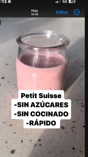 María Castro Instagram - ESPECTACULAR!
PETIT SUISSE CASERO!

Os va a alucinar!
- ponemos dos hojas de gelatina a hidratar en agua.
- lavamos la fresa (250 gr) 
-añadimos el quesito fresco ( pequeño )
- sacamos la gelatina hidratada y la disolvemos en leche caliente (80 ml)
- y añadimos le leche con la gelatina, a la fresa y el queso fresco y batimos todo.

Y YA ESTÁ!

A la nevera en vasitos a enfriar y listo!

Están tan tan ricos!!!! Prometido!
Y sanos!!!!