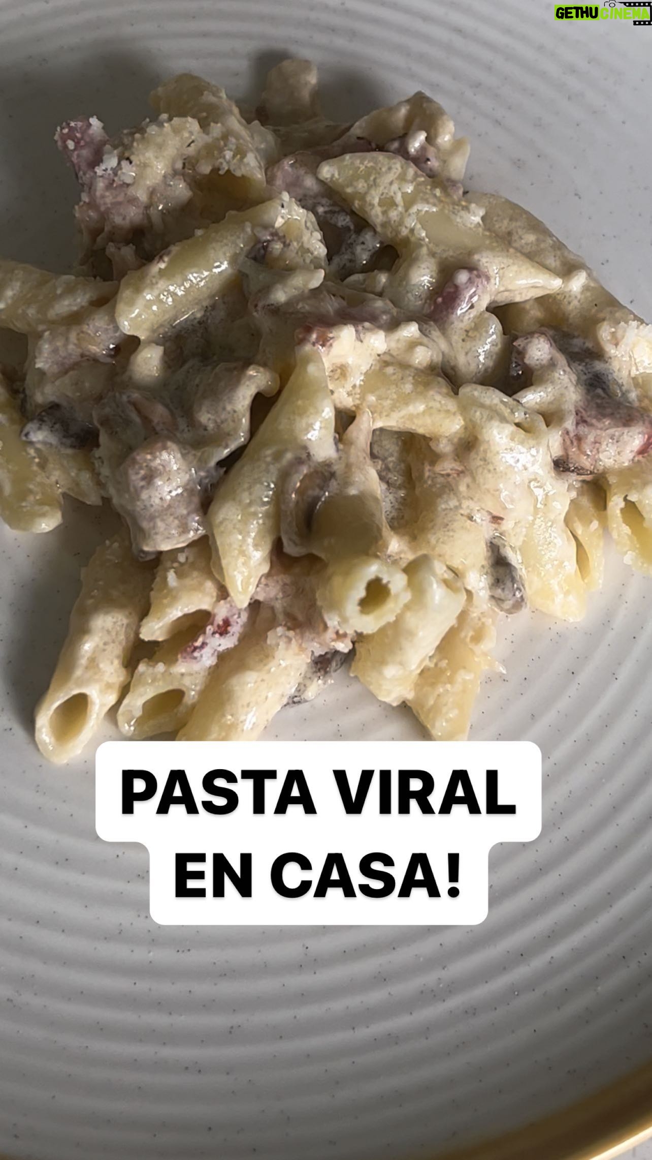 María Castro Instagram - NUESTRA PASTA FAVORITA ( y encima fácil) Pasta ya cocida y ahora q vamos con la salsa: - cebollas pochas q en la sarten - añadimos champiñones - y añadimos bacon… reservamos. En un cazo ponemos: - dos cucharadas de queso de untar, removemos para diluír - y añadimos 2 huevos batidos… mantenemos en la sartén para que se mezcle, pero no demasiado para q no se cuaje! Añadimos la salsa líquida, a nuestro sofrito… y ya tenemos la más cremosa de las salsas y en solo unos minutos. Ahora ya mezclamos con la pasta cocida en caliente, parmesano por encima y q zampar!!!! Juro que en mi casa VUELA!
