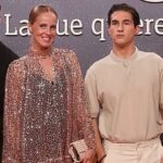 María Castro Instagram – Ayer la fiesta fue corta, porque el madrugón  del día de hoy, y la medio mudanza de ayer, no dejaban que el cuerpo diese para mucho más… pero había que estar!!!

La presentación de @rtvecomunicacion y toda su programación, merecía que nos vistiésemos para la ocasión (dress code: disco… de ahí el brilli brilli) y luciésemos sonrisa!!!

No sabéis como estaba Plaza de España!!!!!
Gracias a todos por la acogida y por vernos cada tarde en @lapromesa_tve 

Y gracias @pablorobledo_co por ocultar mi falta de sueño, y gracias Ali de @valytyplace por acertar SIEMPRE con el look!!! 
@babylon_official 👗
@lodishoes 👡

Y sara, a ti, SIEMPRE GRACIAS @saragdelprado … por TODO!