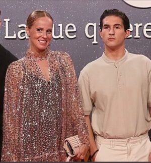 María Castro Instagram - Ayer la fiesta fue corta, porque el madrugón  del día de hoy, y la medio mudanza de ayer, no dejaban que el cuerpo diese para mucho más… pero había que estar!!!

La presentación de @rtvecomunicacion y toda su programación, merecía que nos vistiésemos para la ocasión (dress code: disco… de ahí el brilli brilli) y luciésemos sonrisa!!!

No sabéis como estaba Plaza de España!!!!!
Gracias a todos por la acogida y por vernos cada tarde en @lapromesa_tve 

Y gracias @pablorobledo_co por ocultar mi falta de sueño, y gracias Ali de @valytyplace por acertar SIEMPRE con el look!!! 
@babylon_official 👗
@lodishoes 👡

Y sara, a ti, SIEMPRE GRACIAS @saragdelprado … por TODO!