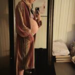 María Castro Instagram – Los compis se van a comer, y nosotras a lo nuestro y lo que más necesitamos, dormir!
La vida es cuestión de prioridades… y ya, con 30 SEMANAS de gestación encima, intento escucharme más de lo q lo suelo hacer! Que es poco….

Preguntáis mucho mucho, por qué digo q quedan 7 semanas, si hay embarazos de hasta 41 semanas! Que por q lo sé…?

Porque es lo q ha decidido mi doctora basandose en muchas cosas…

-lo primero porque será una cesárea sí o sí… es la tercera y en mi caso ya no se la juegan… tamb es verdad que con Olivia a punto estuve del desgarro uterino, y supongo q eso influye.

– lo segundo, porque será programado como todos, porque al pincharme heparina, los días previos a “abrirme” deben bajar la dosis poco a poco para no sufrir trombos, pero al tiempo no llegar anticoagulada a quirófano…. Ya que supondría un problema el no poder cortar la hemorragia.

-así q por eso no esperan a que mi cuerpo si ponga de parto… lo ponen ellos “pronto”, para evitar sustos de última hora.

De ahí la semana 37… cada caso es un mundo, pero el mío seguirá este camino.

Lo bueno es que va grandota, percentil 74 y un kilo y medio de peso, así q esperamos q aunque le faltarían esas tres semanas estándar de cocción cuando nazca, en estas 7 desarrolle los suficientes mofletes para comérnosla a bocaos!

#30semanas #quedan7 #estoyacasiesta