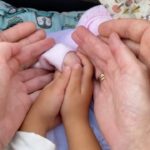María Castro Instagram – Parece que fue ayer, pero Maia y Olivia entraron en @kidsandus cuando solo eran unos bebés. Ahora tienen ya siete y tres añazos y gracias a su metodología (esa inspirada en la forma de aprendizaje espontánea, tal y como se hace con la lengua madre) no solo aprenden inglés sin darse cuenta, sino que pueden desarrollar su vena artística, QUE LA TIENEN! 😅 Entendiendo un poquito de musicales y shows, de los que tanto le gustan a papá y a mamá. Porque tanto a mí, primero gimnasta (12 años de alta competición) y luego como actriz (23 años ejerciendo ya), y a su padre como bailarín (anda que no ha trotado Jose nacional e internacionalmente), el inglés nos ha abierto puertas por todo el mundo. Por eso quisimos abrírselas también a Maia incluso antes de colaborar con la escuela y que así pudieran conectar con el arte de todas las partes del mundo. Aprender inglés con Kids&Us, cuando literalmente aprendían a andar, lo hace todo mucho más fácil. Sabemos que su futuro dependerá de ellas pero, al menos en el presente, sabemos que este es el camino. Hello, world. It’s me.

#publi #HelloWorldItsMe #KidsAndUs