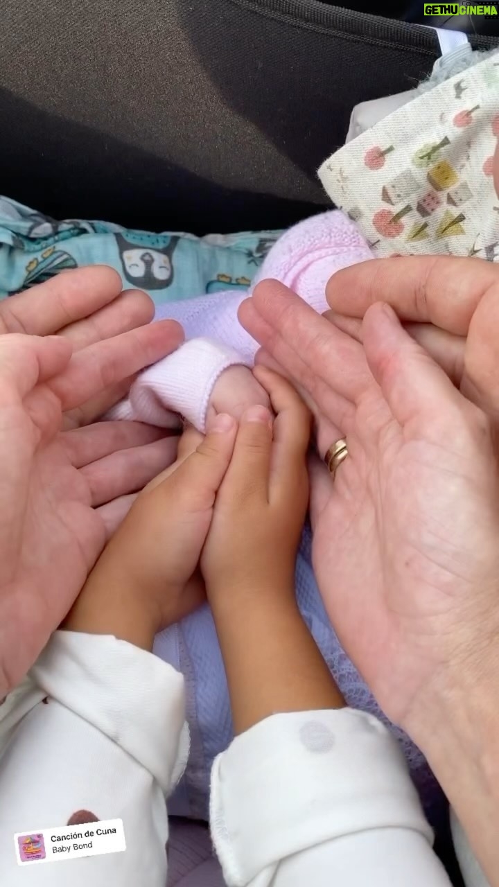 María Castro Instagram - Parece que fue ayer, pero Maia y Olivia entraron en @kidsandus cuando solo eran unos bebés. Ahora tienen ya siete y tres añazos y gracias a su metodología (esa inspirada en la forma de aprendizaje espontánea, tal y como se hace con la lengua madre) no solo aprenden inglés sin darse cuenta, sino que pueden desarrollar su vena artística, QUE LA TIENEN! 😅 Entendiendo un poquito de musicales y shows, de los que tanto le gustan a papá y a mamá. Porque tanto a mí, primero gimnasta (12 años de alta competición) y luego como actriz (23 años ejerciendo ya), y a su padre como bailarín (anda que no ha trotado Jose nacional e internacionalmente), el inglés nos ha abierto puertas por todo el mundo. Por eso quisimos abrírselas también a Maia incluso antes de colaborar con la escuela y que así pudieran conectar con el arte de todas las partes del mundo. Aprender inglés con Kids&Us, cuando literalmente aprendían a andar, lo hace todo mucho más fácil. Sabemos que su futuro dependerá de ellas pero, al menos en el presente, sabemos que este es el camino. Hello, world. It’s me. #publi #HelloWorldItsMe #KidsAndUs
