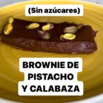 María Castro Instagram - BROWNIE DE PISTACHO! Dos/tres ingredientes! Y SIN AZÚCAR! - Asamos 400 g de calabaza en el microondas… unos 10 min hasta estar blandita - derretimos el chocolate puro al fuego o microondas (golpes de 30 en 30 segundos) con 50 g de mantequilla ( o crema de pistacho, como plus!!!!) Juntamos! Batimos! Ponemos en molde! Y enfriamos! Pistacho por encima (si quieres) y listo! SANO! Sabrosisimo! Y más fácil y rápido IMPOSIBLE! Vaya ideaza @tictacyummy