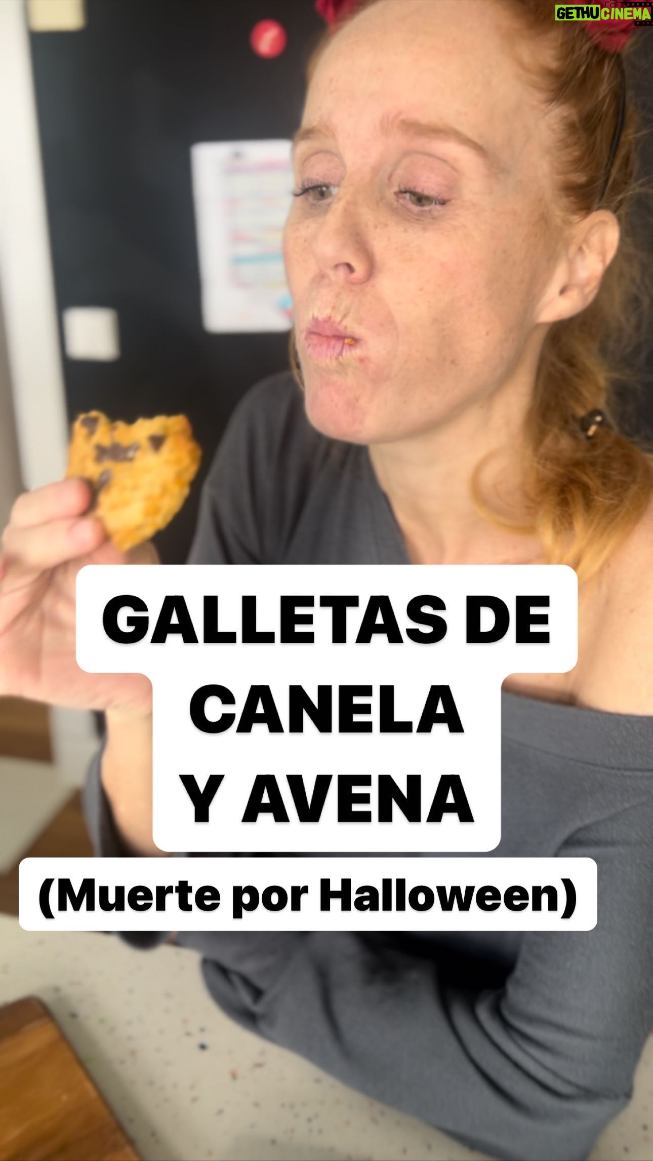 María Castro Instagram - COOKIES DE CALABAZA DE AVENA!!!! * 120 gramos de calabaza asada ( yo lo hago en el Micro, van la calabaza en un plato, tapada con papel film, y 10 min a máxima potencia). Trituramos. * 125 gramos de mantequilla y 100 gramos de azúcar, y batimos * añadimos un huevo y batimos otra vez. * añadimos 175 gramos de avena y 1 cucharada de canela y batimos por última vez! Metemos la bola en papel film y a la media hora para trabajarla mejor. Ahora ya hacemos las bolitas y las aplastamos con el truqui que os enseño en el vídeo y al horno a 180, 12 min! En mi casa han volado…. Las peores? Las niñas!!!! ÑAM!!!!