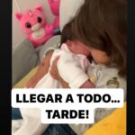 María Castro Instagram - Después de una, dos, tres hijas…¡siento que llego a todo! Pero tarde, claro… Pero es que estoy muy “ocupada” (criando y criando) y además duermo poquito… (vamos, lo que viene incluido en el carné de madre) ¡Hasta que llega el momento zen… ¡el del baño! Que con mis ayudantas (menudas son) y los productos de @ricitosdeoro_esp , todo sale bien… o casi jajajja! ¡Con no inundar el baño y que salgan limpias, me doy con un canto en los dientes! Él tapón sonajero dosificador, anima el ambiente, y los productos de lavanda, lo relajan. Y es que estos productos hipoalergénicos, testados dermatológicamente y formulados a base de ingredientes naturales, nos gustan a todos. Además, han sido galardonados con el Premio Victoria de la belleza Baby Top Innovación 2024 … por su aroma, su textura y su eficacia… si es q son lo MÁS! #publicidad