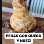 María Castro Instagram - PERAS AL HORNO! Mi postre estrella! Pelamos la pera y le vaciamos el corazón. Rellenamos de queso (en mi caso brie) y nueces. Ponemos una base de hojaldre y unas tiras q la rodean hasta la coronillas. Pintamos con huevo y se va al horno a 180 hasta q se dore… unos 15 min!!!! Azúcar glass o miel por encima y están de MUERTE! Palabrita de la Castro!