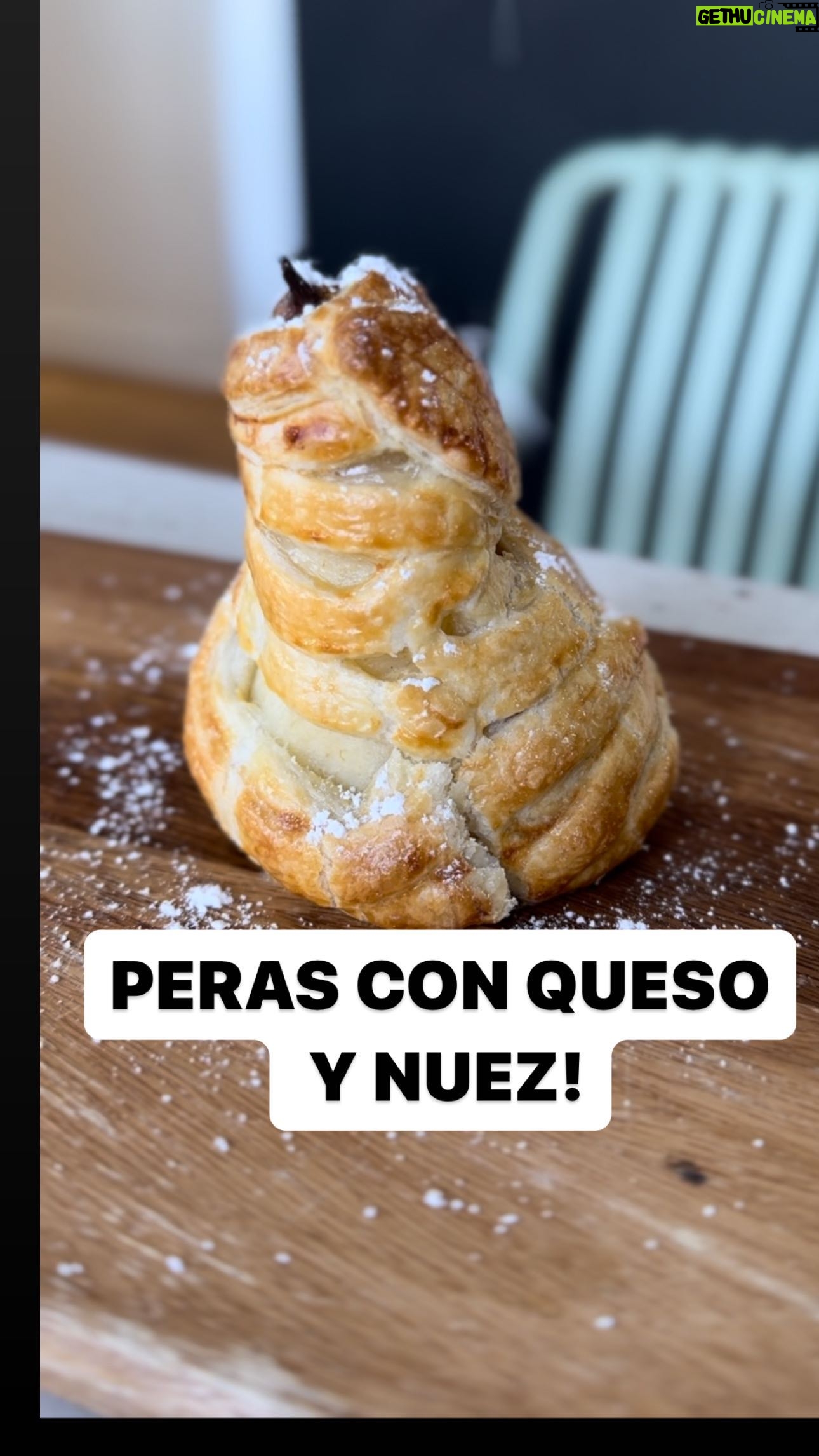 María Castro Instagram - PERAS AL HORNO! Mi postre estrella! Pelamos la pera y le vaciamos el corazón. Rellenamos de queso (en mi caso brie) y nueces. Ponemos una base de hojaldre y unas tiras q la rodean hasta la coronillas. Pintamos con huevo y se va al horno a 180 hasta q se dore… unos 15 min!!!! Azúcar glass o miel por encima y están de MUERTE! Palabrita de la Castro!