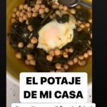 María Castro Instagram - POTAJE DE MI CASA, y con TRUCO final! - pasamos años en una sarten - tostamos en ella una rebanada de pan Y ahora trituramos la rebanada frita, una cucharadita de pimentón, un poco de sal y una taza de caldo de verduras! - en una sartén pasamos la espinaca fresca - añadimos luego el caldo triturado que habíamos reservado - añadimos el grabanzo ya cocido, tapamos y dejamos que haga chup chup 10 min. Ahí va el truquito…. INDISPENSABLE para nosotros… añadir una cucharada de vinagre de vino o manzana. - poner unos huevos en la cima y tapar hasta que se cuajen! Vais a FLIPAR! Y en 15 min lo tenéis todo! Para q no le tengàis miedo nunca más a los platos de cuchara! Este le sale a cualquiera!