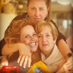 María Castro Instagram - FELIZ DÍA DEL PILAR! Aquí mis “Pilares”…. La que me parió y la que me “abrió las puertas” a lo hermana mayor. Hoy no estamos juntas, mi trabajo y la vida nos separa, pero de algún modo sí lo estamos, y sé que así lo sentís! En nada os recompenso con una tarta de las mías y unas payasadas de las nuestras. Os quiero. Voy a seguir bailando y cantando, que es el “circo” que me ha tocado hoy!