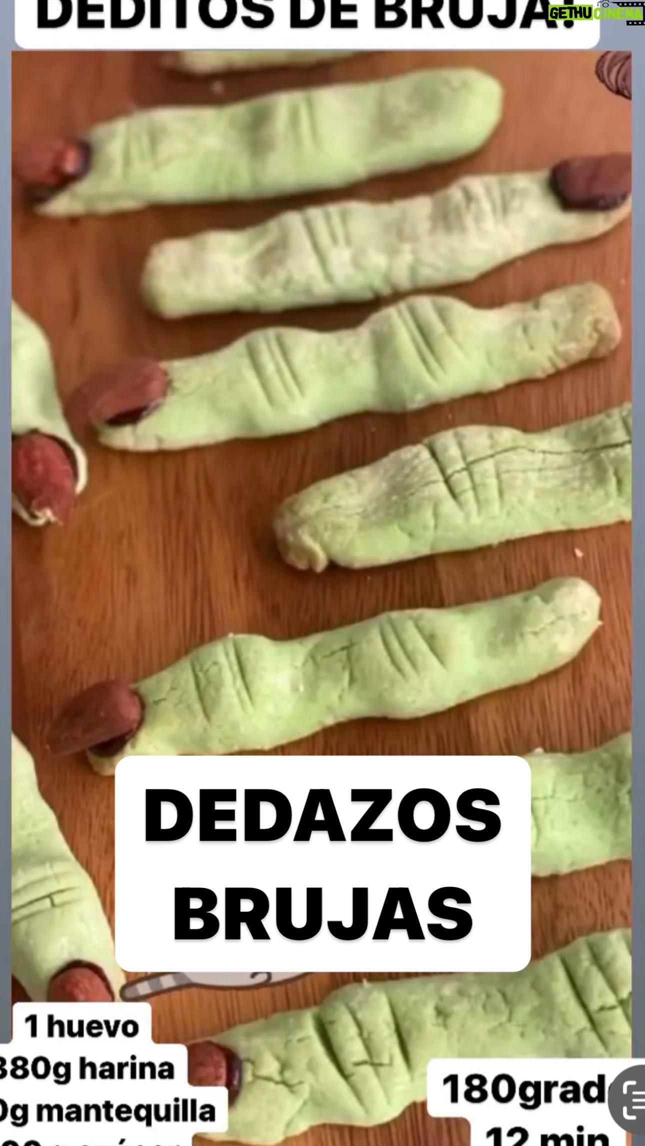María Castro Instagram - DEDAZOS DE BRIJA! 250 de mantequilla temperatura ambiente 380 g harina 100 g azucar Chorrito de vainilla Y un huevo Mezclamos con espátula primero y luego con mano… y mejor dejamos reposar en nevera, metida en un film, una media hora… así la trabajaremos mejor. (Lo de teñir la masa de verde la opcional) Le damos formita y les ponemos la almendra. Y lo metemos al horno a 180 unos 10 o 12 minutos. Ya veréis… se comen como pipas!!!!!