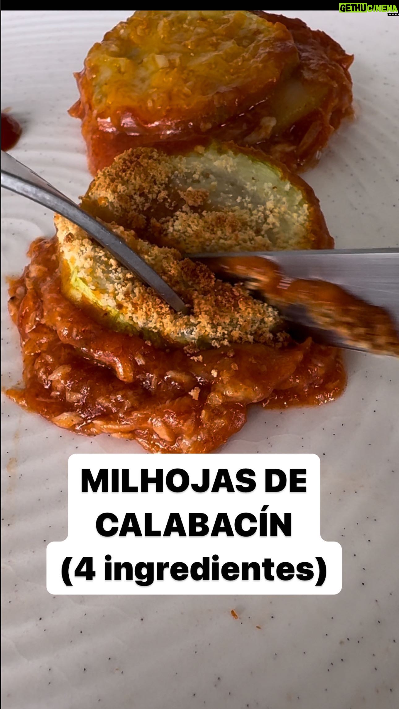 María Castro Instagram - MILHOJAS DE CALABACÍN… O cómo comer verdura sin darse cuenta! Y con solo 4 ingredientes! En un molde de Cupcakes, o no… eso da igual… colocamos…. -rodaja de calabacín -capa de tomate y atún -calabacin -tomate y atún -calabacín -y queso rallado Y se van al horno a 180 unos 20 min! Ya de ya, os digo, que os apaña fácilmente un aperitivo o cena y están de MUERTE!!! Palabrita de la castro!!!