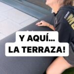 María Castro Instagram - Y ahora quién coloca el césped???? NOSOTROS! Así somos… nos ponen un reto y de cabeza! La verdad es q nos resultó sencillo… sencillo una vez metimos los rollos en la terraza…. Porque pesaban como columnas jónicas, JURO! Pero una vez empezamos a casar un rollo con otro y sortear columnas, la verdad que ya fue coser y cantar! La terraza parece otra, y hacer cositas para la casa nueva, y juntos, pues hace MUCHA ILUSIÓN, ya sabéis! Después de mirar muuucho… porque eso también lo llevamos de serie, nos quedamos con @cespedartificialencasa .. por majos, por profesionales y por asesorarnos de 10! Espero, que cuando vean el resultado, nos den el aprobado 😂😂😂😂!!!! Y ahora, a disfrutar de la terraza, lo que la lluvia los deje…y es que yo soy de echar la patita fuera SIEMPRE que se pueda… aunque sea con abriguete!