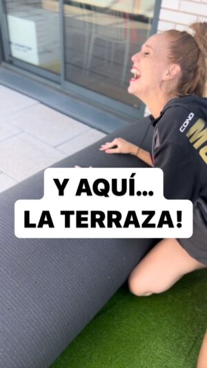 María Castro Instagram - Y ahora quién coloca el césped???? NOSOTROS!
Así somos… nos ponen un reto y de cabeza!

La verdad es q nos resultó sencillo… sencillo una vez metimos los rollos en la terraza…. Porque pesaban como columnas jónicas, JURO!

Pero una vez empezamos a casar un rollo con otro y sortear columnas, la verdad que ya fue coser y cantar!
La terraza parece otra, y hacer cositas para la casa nueva, y juntos, pues hace MUCHA ILUSIÓN, ya sabéis!

Después de mirar muuucho… porque eso también lo llevamos de serie, nos quedamos con @cespedartificialencasa .. por majos, por profesionales y por asesorarnos de 10!

Espero, que cuando vean el resultado, nos den el aprobado 😂😂😂😂!!!!

Y ahora, a disfrutar de la terraza, lo que la lluvia los deje…y es que yo soy de echar la patita fuera SIEMPRE que se pueda… aunque sea con abriguete!