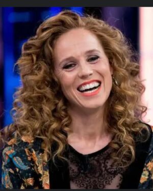 María Castro Instagram - Os doy las GRACIAS por las felicitaciones!!!!! 
Ayer lo conté en @elhormiguero (foto 2), pero por si algun@s estáis desconectados de la tele en estas fiestas y no lo habéis visto… @borisizaguirre y yo, tenemos programa de cocina a la vista!!! En @rtve 

Lo que unió @masterchef_es (foto 1), que no lo separe la vida.
Erais muchos los que me pedías libro de cocina o canal, con esas recetitas fáciles que os suelo pasar por aquí, y se ve que algún productor ha debido opinar lo mismo!!! Y nos han hecho pareja… pareja cómica más bien… porque lo de este hombre es innato, y mi risa debe ser contagiosa … así que por ahora, el tándem perfecto.

Se estrenará con el arranque del año y durará…. Pues lo que vosotros queráis, como siempre!
Ojalá lo disfrutéis tanto como nosotros.

FELIZ FIN DEL2023! Que el 2024 viene con curvas… además de las de mi barriga…

#proyectosnuevos #vueltaaltele #28dediciembre