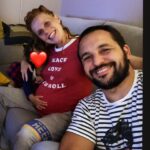 María Castro Instagram - No serán nuestras fotos más bonitas… pero fueron tomadas la noche anterior a conocer al segundo amor de nuestras vidas, Olivia. Yo, a punto de explotar. La sonrisa de Jose creo q navegaba entre los nervios y la ilusión. Y Maia… Maia amarrándose a ser la “única”, pero con su manita aún regordita puesta en su hermana, el futuro próximo. No sabíamos si sabríamos, ni cómo nos organizaríamos, ni cómo dormiríamos o si dormiríamos si quiera … pero sí sabíamos que era eso lo que buscábamos. Pues ahora, tres años más tarde, y a dos meses de esa nueva y mágica multiplicación, seguimos con el “no sé”… vamos, por no saber, no sabemos aún ni el nombre jajaja (candidatos bonitos hay eh…) Así que, aunq la experiencia dicen que es un grado, en esta aventura tan animal, me da que ayuda para resolver, pero no termina de “resolver “del todo… y qué bonito será de nuevo, resolverlo juntos @jose_manuel_villalba Pasito a pasito, con paciencia, con intuición, con las mejores ayudantas… y sobre todo, con AMOR, mucho AMOR! Gracias @jose_manuel_villalba por crear a mi lado estos tres corazones, que no pueden provocar otra cosa más emocionante, que que el nuestro lata con más fuerza. Y gracias, por seguir trabajando a mi lado, para que los nuestros, como pareja, latan en la misma dirección… No dejando de observar y actuar, cuando la vida desacompasa los nuestros! Te quiero! ❤️
