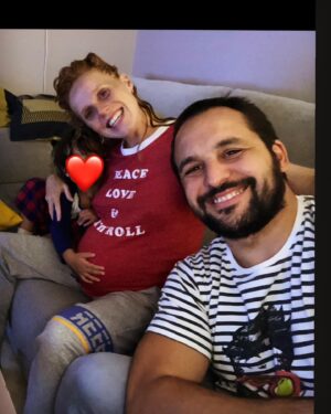 María Castro Instagram - No serán nuestras fotos más bonitas… pero fueron tomadas la noche anterior a conocer al segundo amor de nuestras vidas, Olivia. 

Yo, a punto de explotar.
La sonrisa de Jose creo q navegaba entre los nervios y la ilusión.
Y Maia… Maia amarrándose a ser la “única”, pero con su manita aún regordita puesta en su hermana, el futuro próximo.

No sabíamos si sabríamos, ni cómo nos organizaríamos, ni cómo dormiríamos o si dormiríamos si quiera … pero sí sabíamos que era eso lo que buscábamos.

Pues ahora, tres años más tarde, y a dos meses de esa nueva y mágica multiplicación, seguimos con el “no sé”… vamos, por no saber, no sabemos aún ni el nombre jajaja (candidatos bonitos hay eh…)

Así que, aunq la experiencia dicen que es un grado, en esta aventura tan animal, me da que ayuda para resolver, pero no termina de “resolver “del todo… y qué bonito será de nuevo, resolverlo juntos @jose_manuel_villalba 

Pasito a pasito, con paciencia, con intuición, con las mejores ayudantas… y sobre todo, con AMOR, mucho AMOR!

Gracias @jose_manuel_villalba por crear a mi lado estos tres corazones, que no pueden provocar otra cosa más emocionante, que que el nuestro lata con más fuerza. 
Y gracias, por seguir trabajando a mi lado, para que los nuestros, como pareja, latan en la misma dirección… No dejando de observar y actuar, cuando la vida desacompasa los nuestros!
Te quiero! ❤️